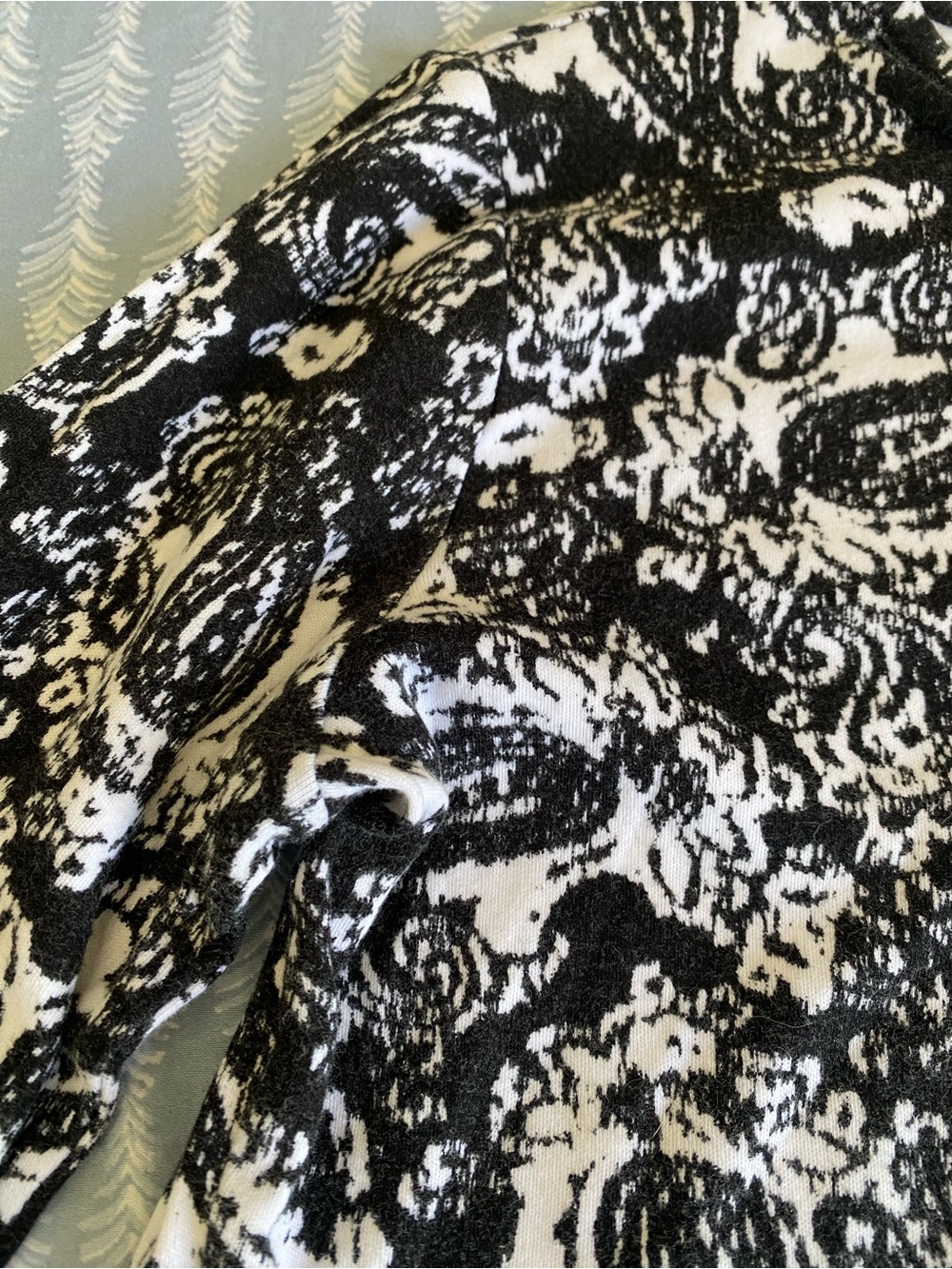 Anne Klein Black and White Paisley Print Key Hole Button Front Long Sleeve Top - Picture 3 of 7